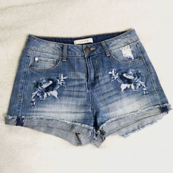 Adam Levine Mid Rise Floral Embroidered Jean Shorts - Picture 2 of 7